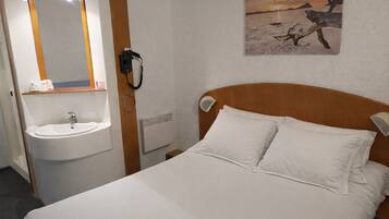 Standard Double Room | Desk, blackout drapes, free WiFi, bed sheets