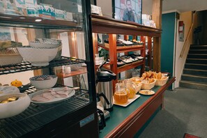 朝食 (ビュッフェ)、毎日提供 (1 名様 8.00 EUR)