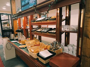 Daily buffet breakfast (EUR 8.00 per person) - Quick Palace St Brieuc Tregueux (Tregueux)