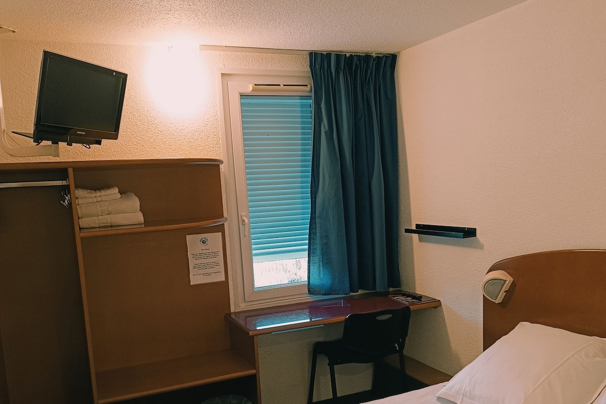 Desk, blackout drapes, free WiFi, bed sheets