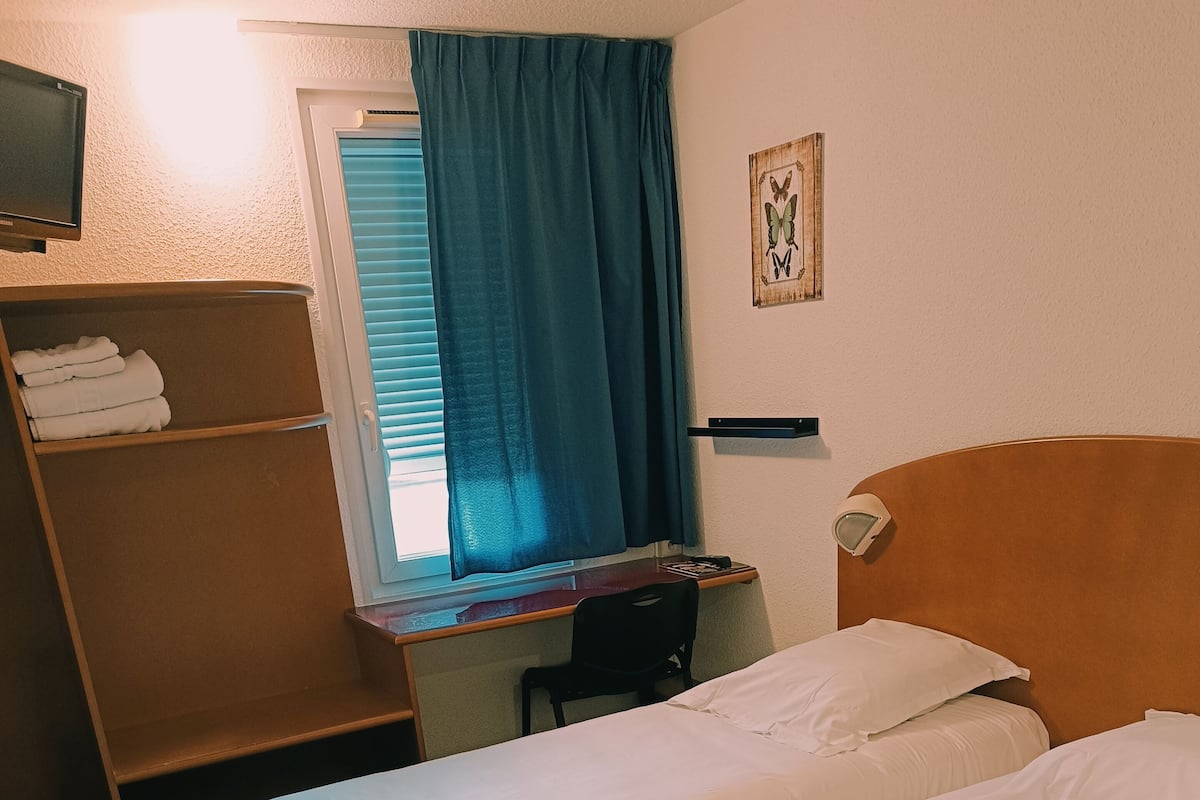 Standard Twin Room | Desk, blackout drapes, free WiFi, bed sheets