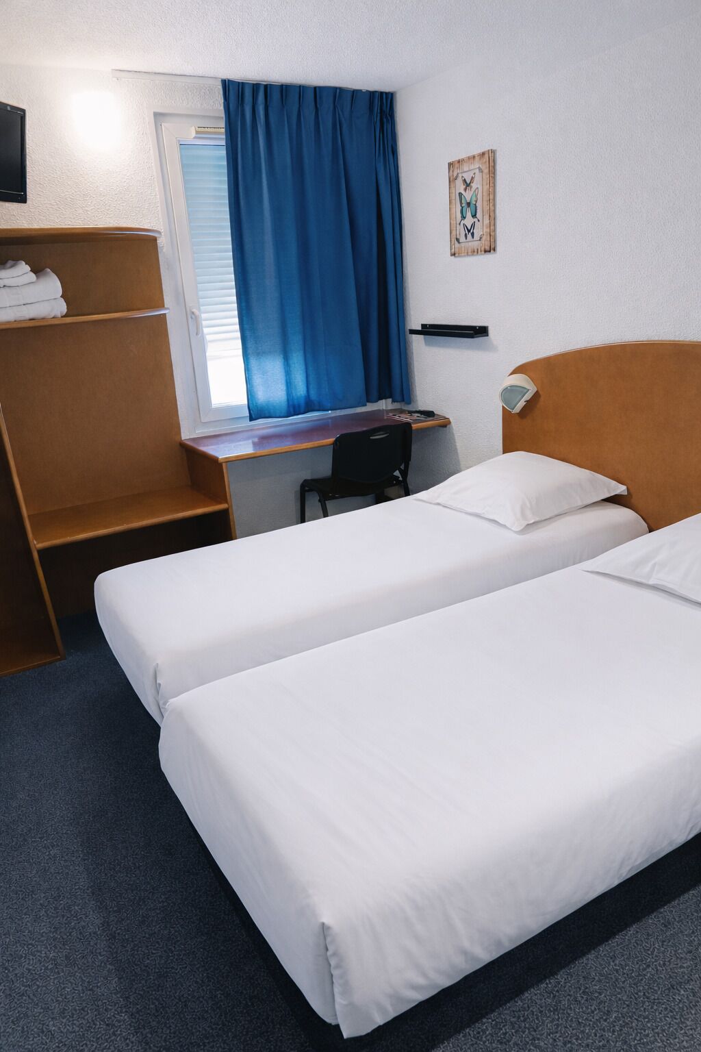 标准双床房 | 办公桌、遮光窗帘、免费 WiFi、床单