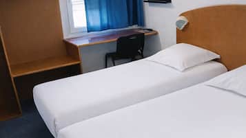 Quarto duplo standard | Escrivaninha, cortinas blackout, Wi-Fi de cortesia, roupa de cama