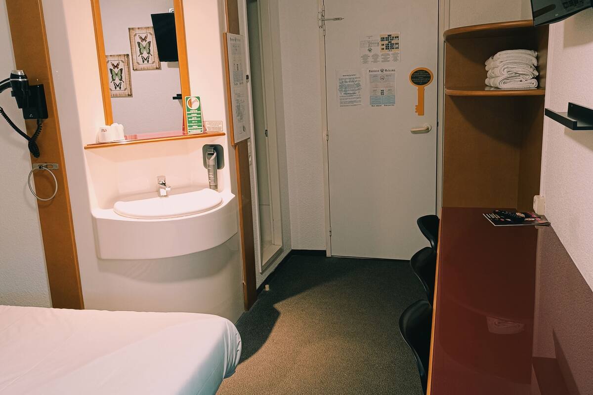 family room | 1 bedroom, desk, blackout curtains, free wifi