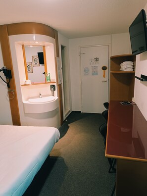 Family Room | Desk, blackout curtains, free WiFi, bed sheets - Quick Palace St Brieuc Tregueux (Tregueux)