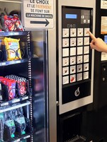 Una máquina expendedora de bebidas y aperitivos, de servicio propio.