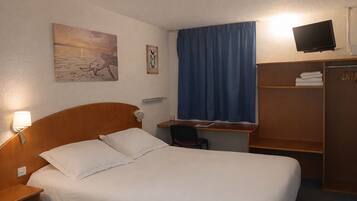 Standard Double Room | Desk, blackout drapes, free WiFi, bed sheets
