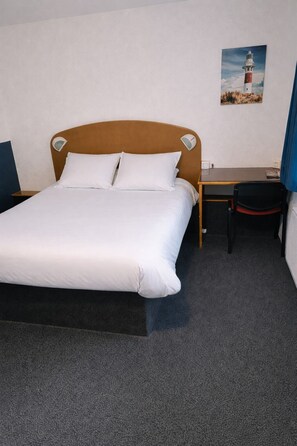 Bàn, màn/rèm cản sáng, truy cập Internet không dây miễn phí 