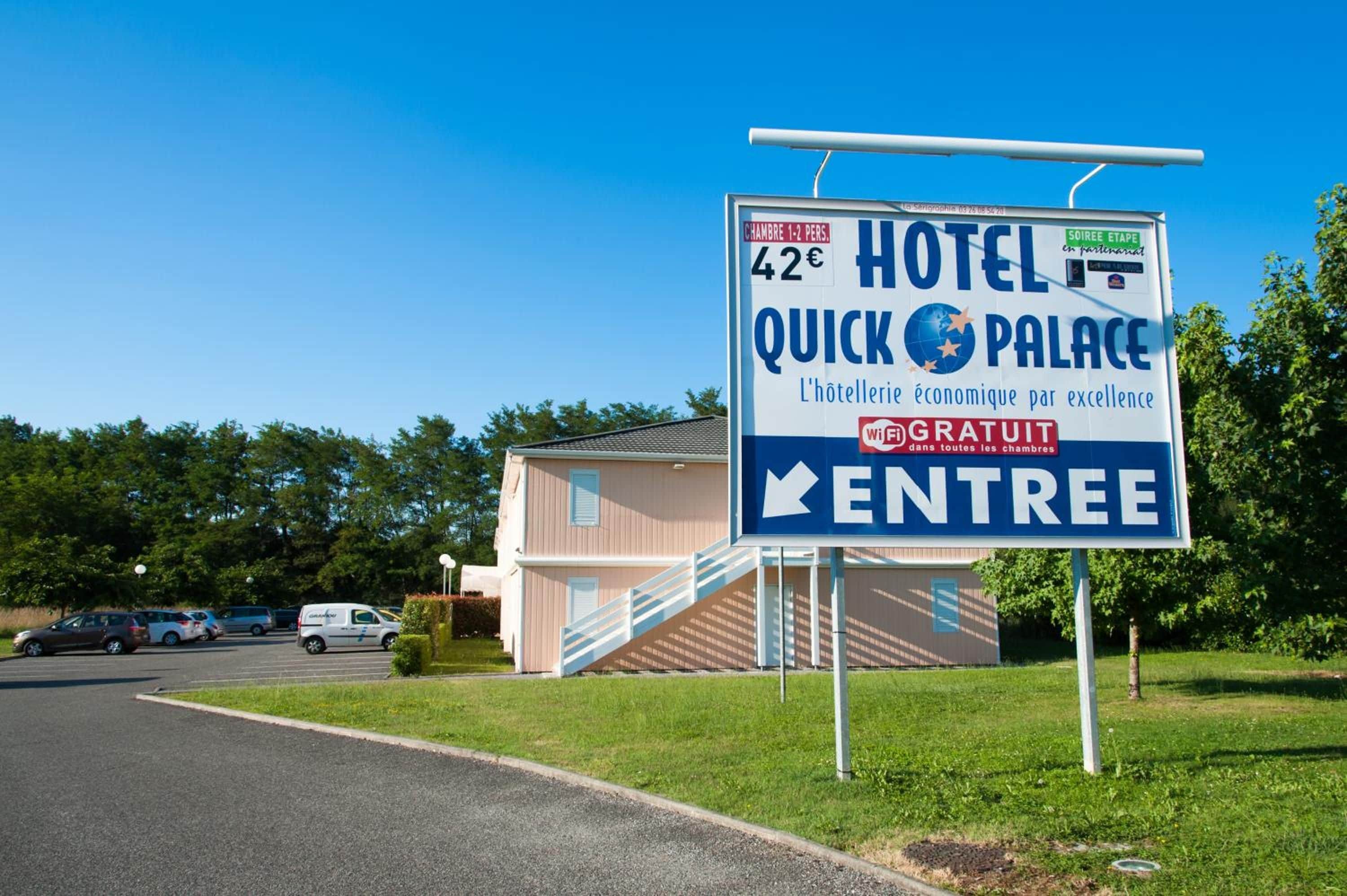 A sign for Hotel Quick Palace with a price of 42€ per room, Wi-Fi available, and a location in Entree.
