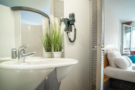 Hair dryer, towels. Quick Palace Pau