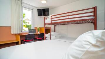 Habitación con literas, escritorio, silla y televisor.