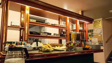 Bữa sáng buffet hàng ngày (7.5 EUR/mỗi người)
