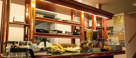 Buffet déjeuner (7.5 EUR par personne)