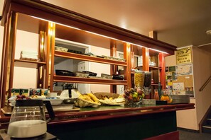 Frokostbuffé hver dag (EUR 7.5 per person)