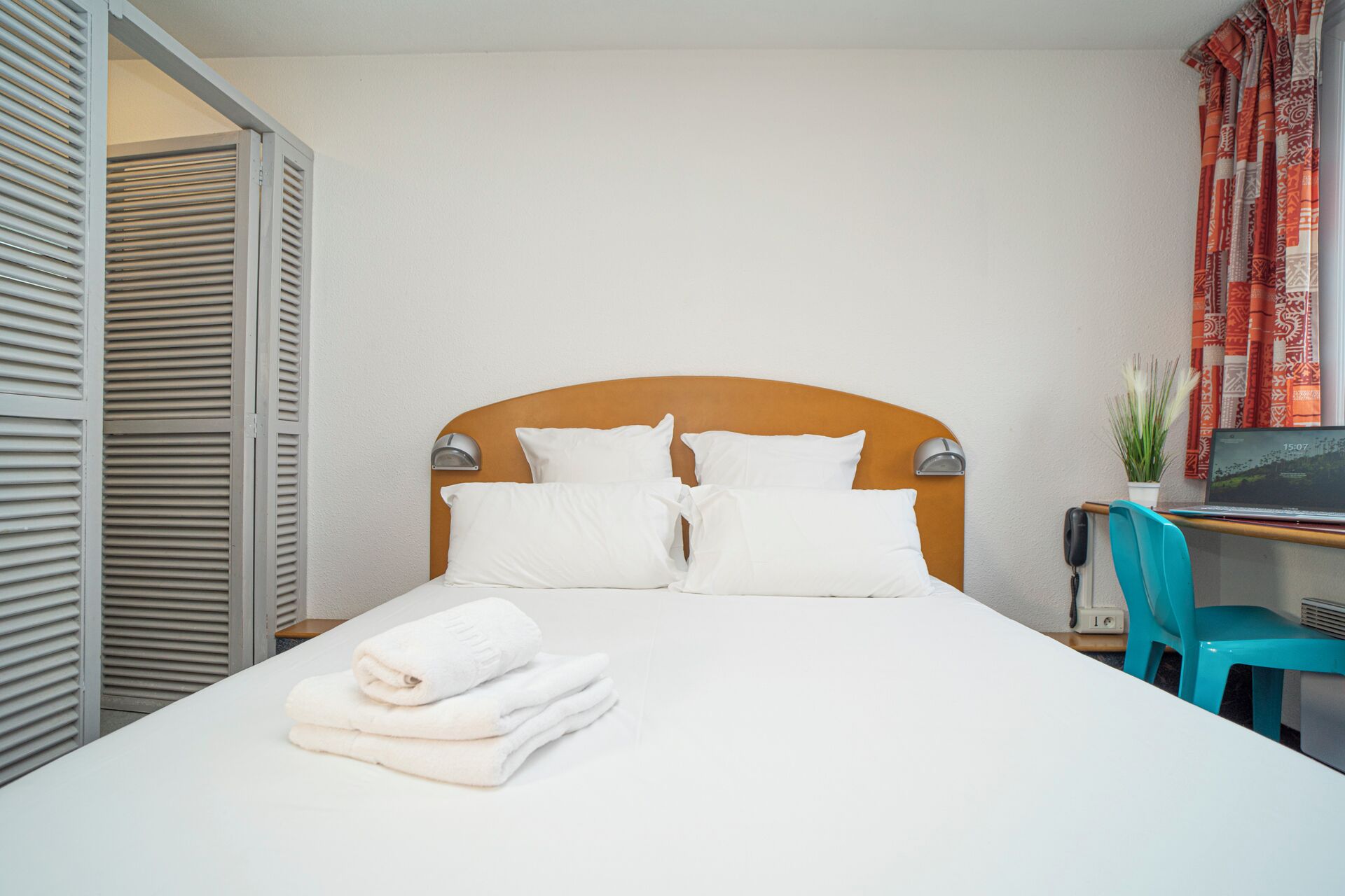 1 bedroom, select comfort beds, desk, soundproofing