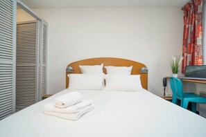 Select Comfort beds, desk, soundproofing, iron/ironing board - Quick Palace Pau (Pau)