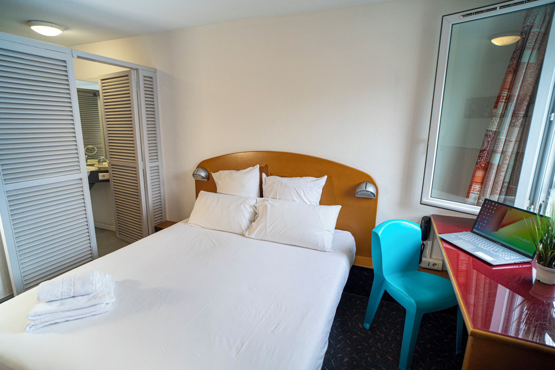 1 bedroom, select comfort beds, desk, soundproofing