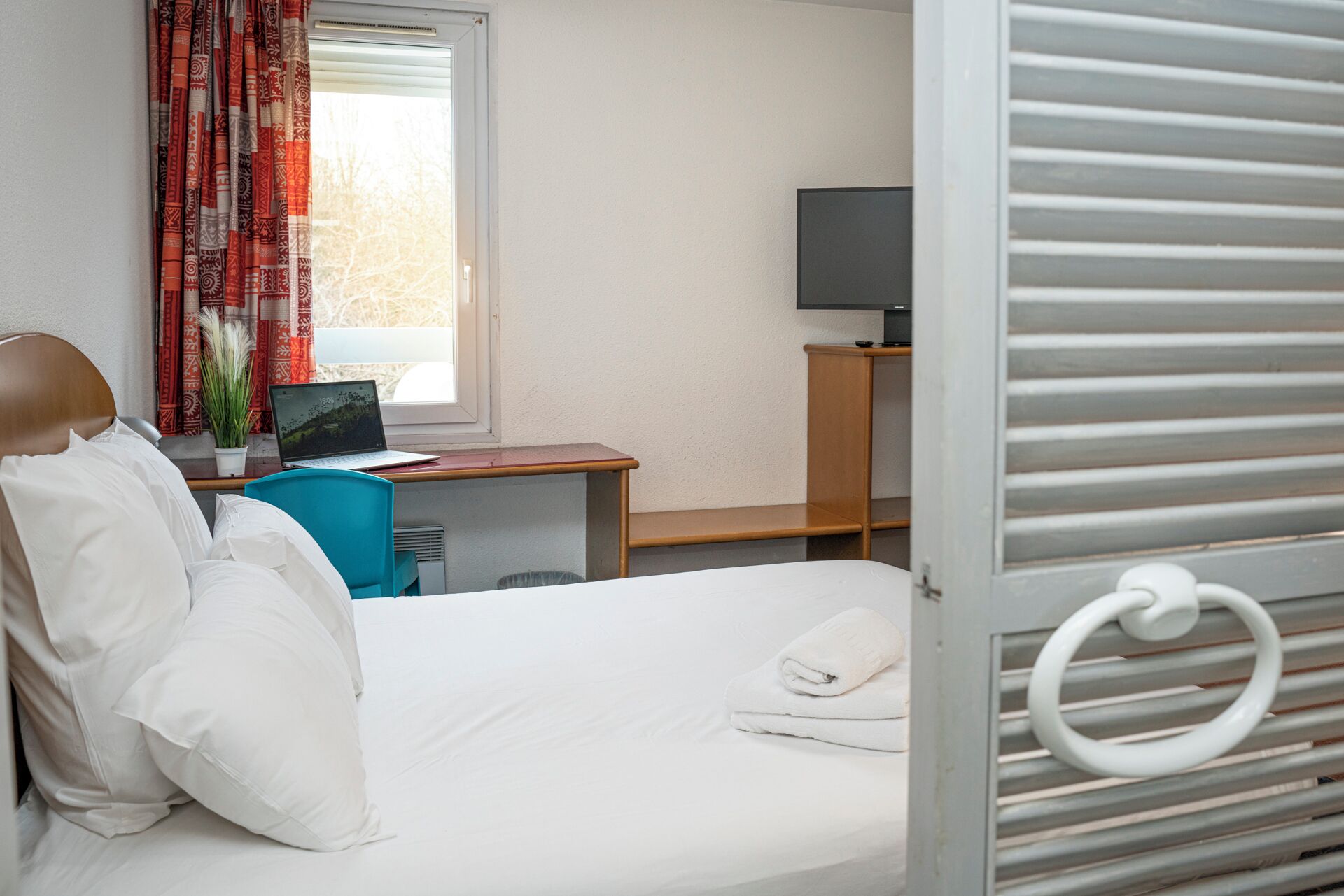 1 bedroom, select comfort beds, desk, soundproofing