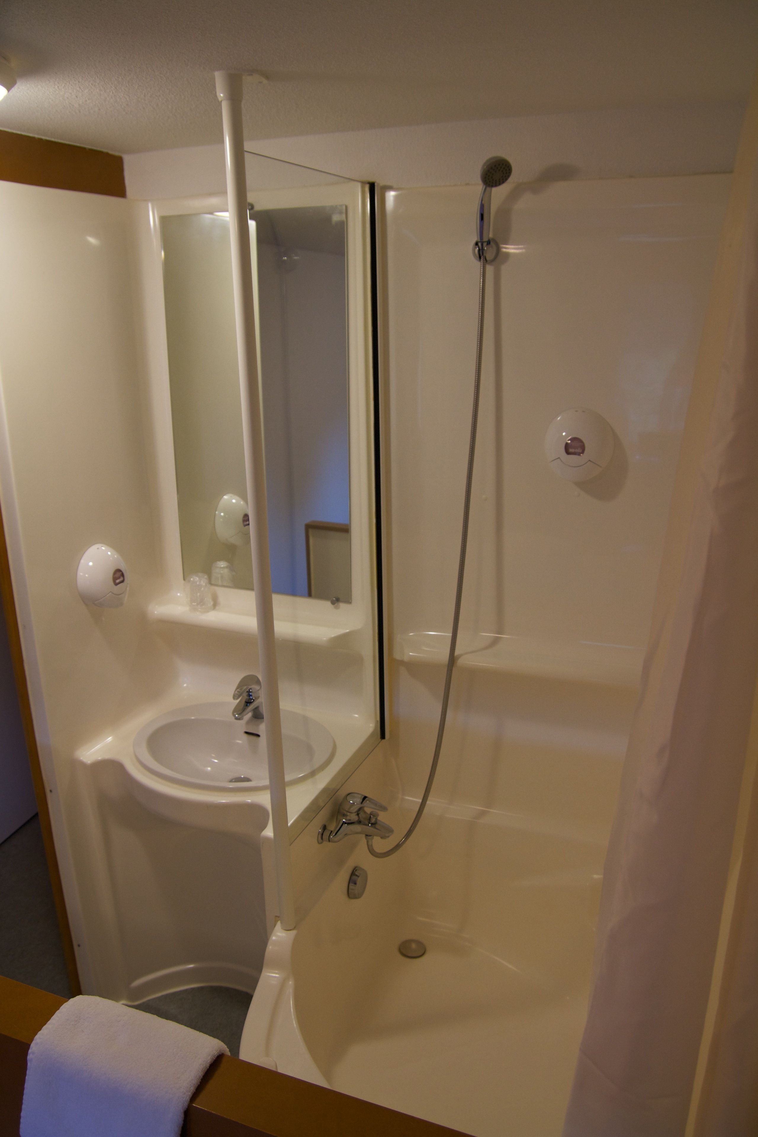 standard double room | bathroom | combined shower/bathtub, free toiletries, hair dryer, towels