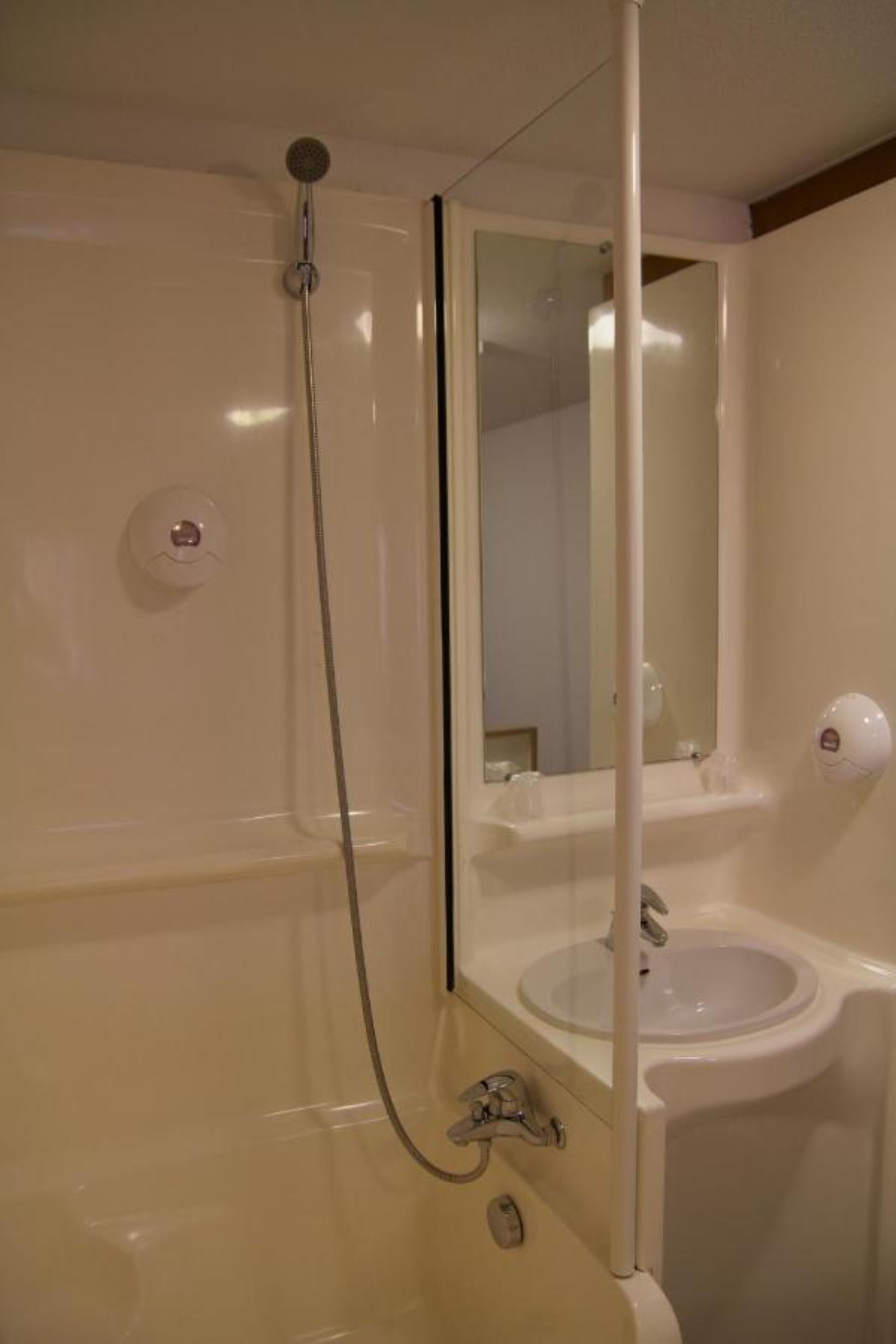 combined shower/bathtub, free toiletries, hair dryer, towels