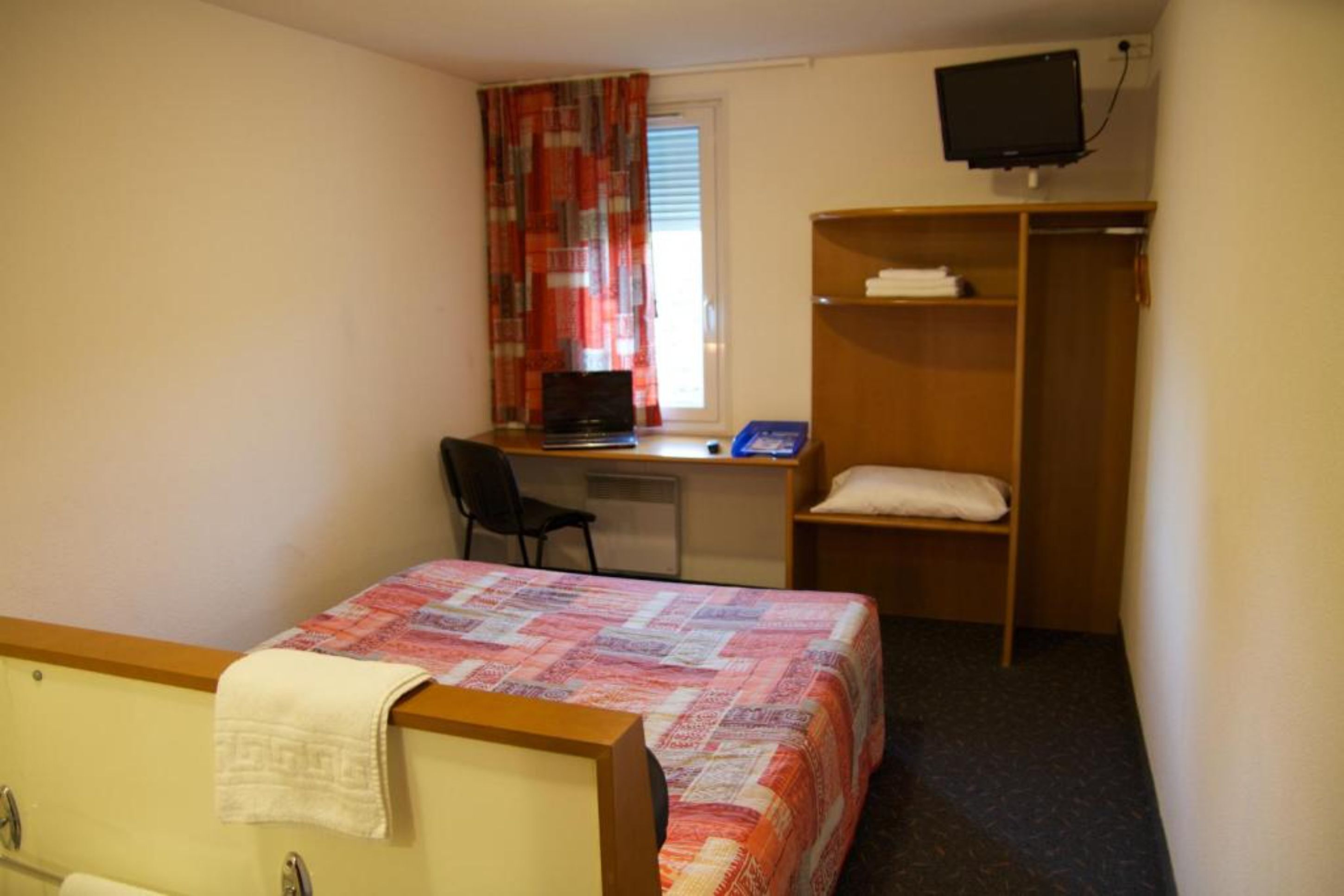 standard double room | desk, blackout curtains, soundproofing, free wifi