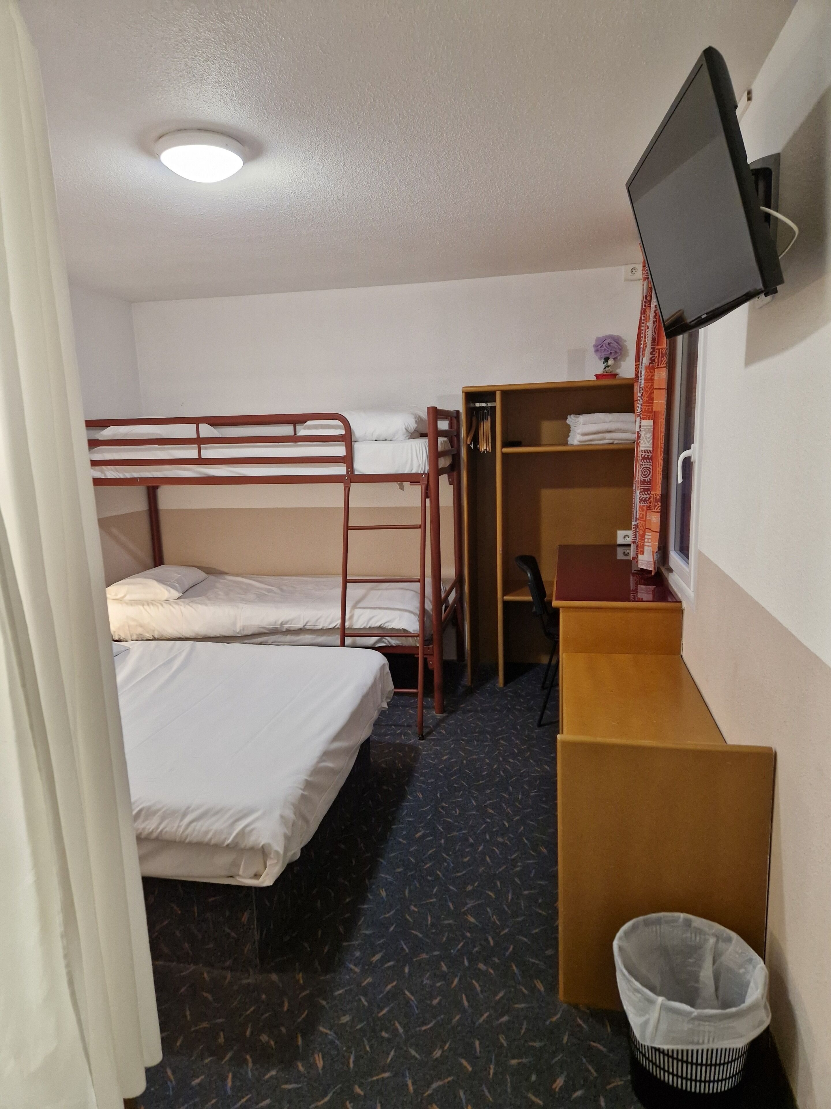 Habitación familiar | Escritorio, cortinas blackout, insonorización y wifi gratis 