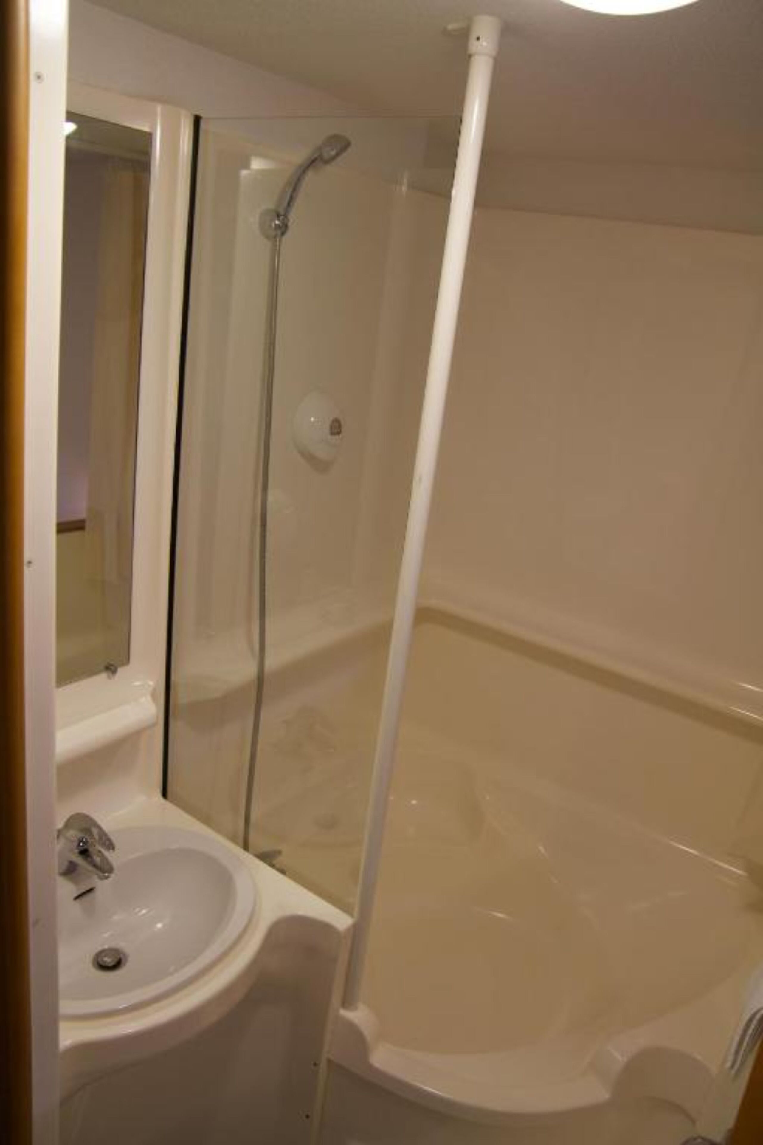 standard twin room | desk, blackout curtains, soundproofing, free wifi