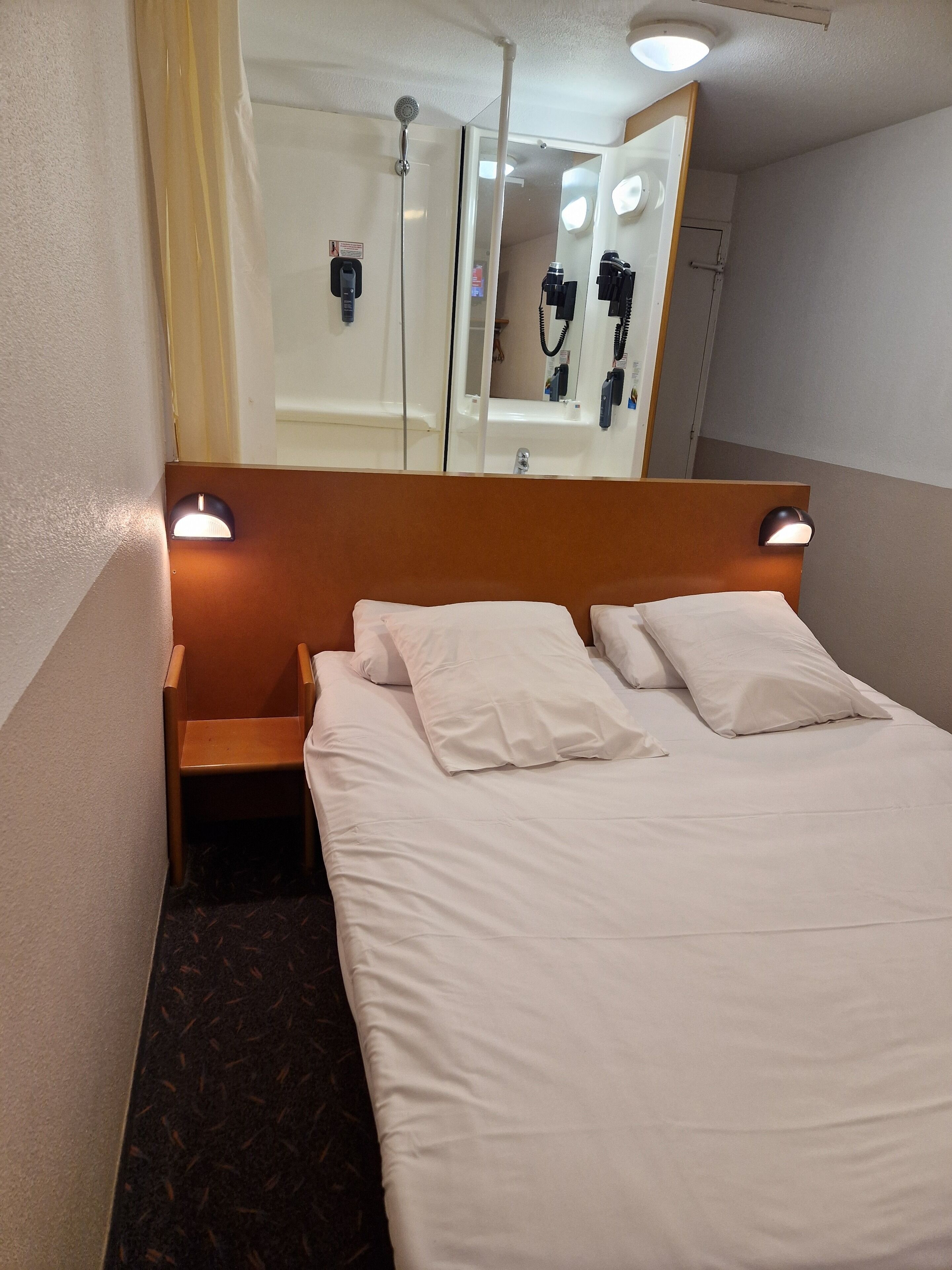 Habitación doble | Escritorio, cortinas blackout, insonorización y wifi gratis 