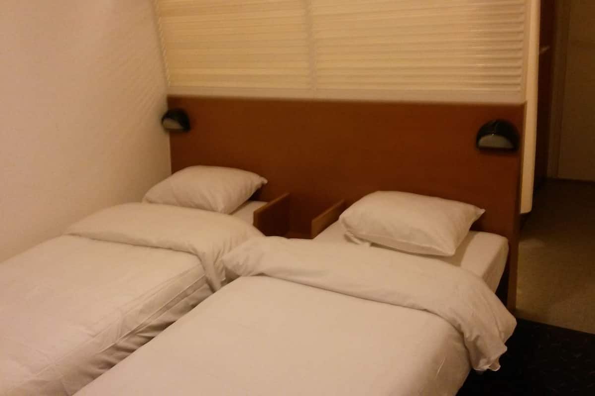 standard twin room | desk, blackout curtains, soundproofing, free wifi