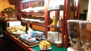 A buffet area with various food items and beverages. - Quick Palace Vannes (Vannes)