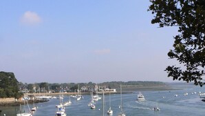 A marina with numerous sailboats and yachts docked. - Quick Palace Vannes (Vannes)