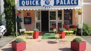A hotel named "Quick Palace" with outdoor seating and potted plants. - Quick Palace Epinal (Epinal)