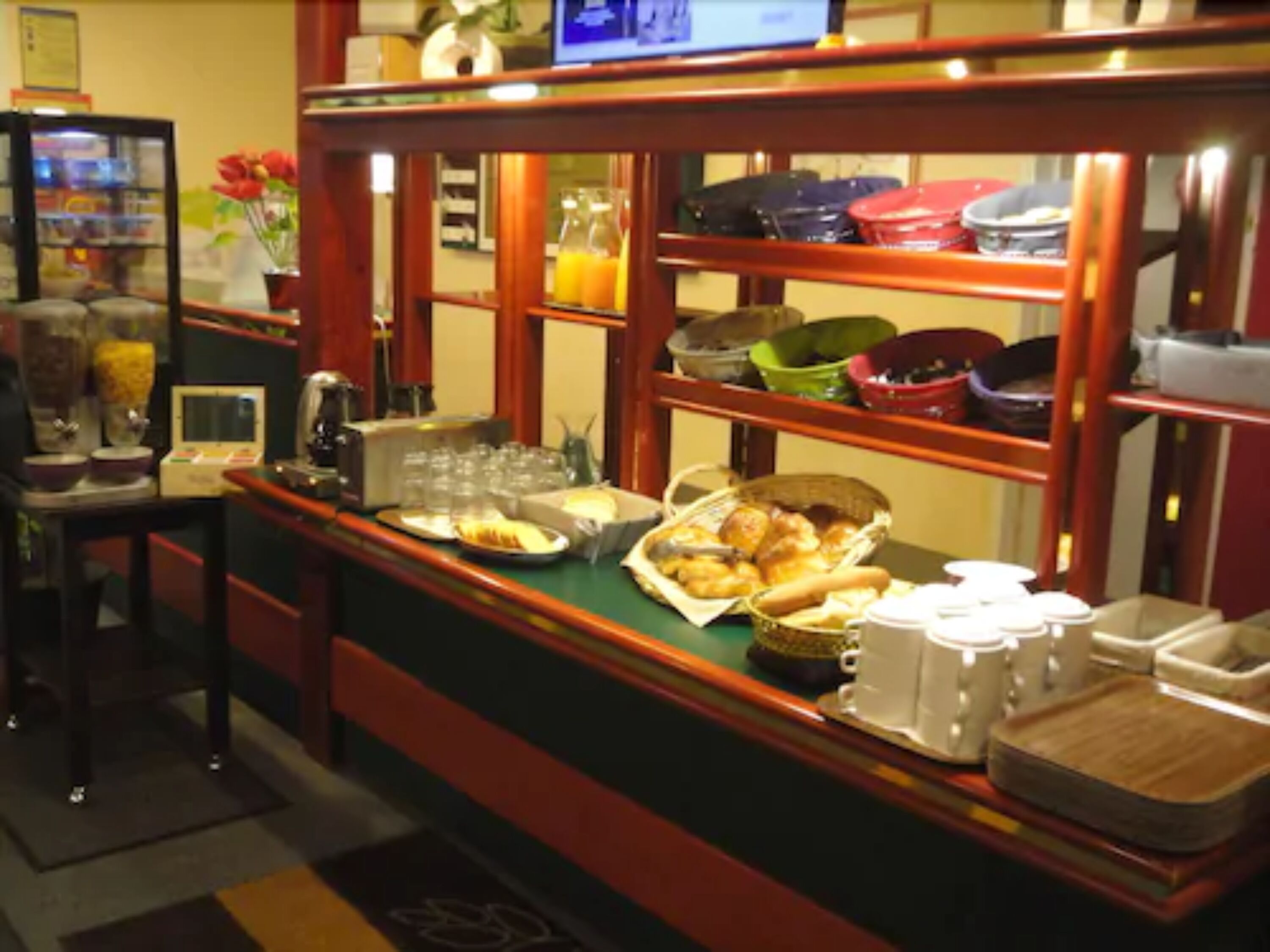 Un buffet proposant une variété de plats et de boissons.