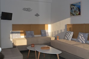Apartment | Living area | Flat-screen TV - Klados Studios (Sifnos)