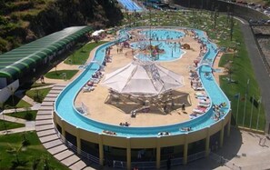 Un complejo grande de piscina circular con varias secciones y un pabellón central.