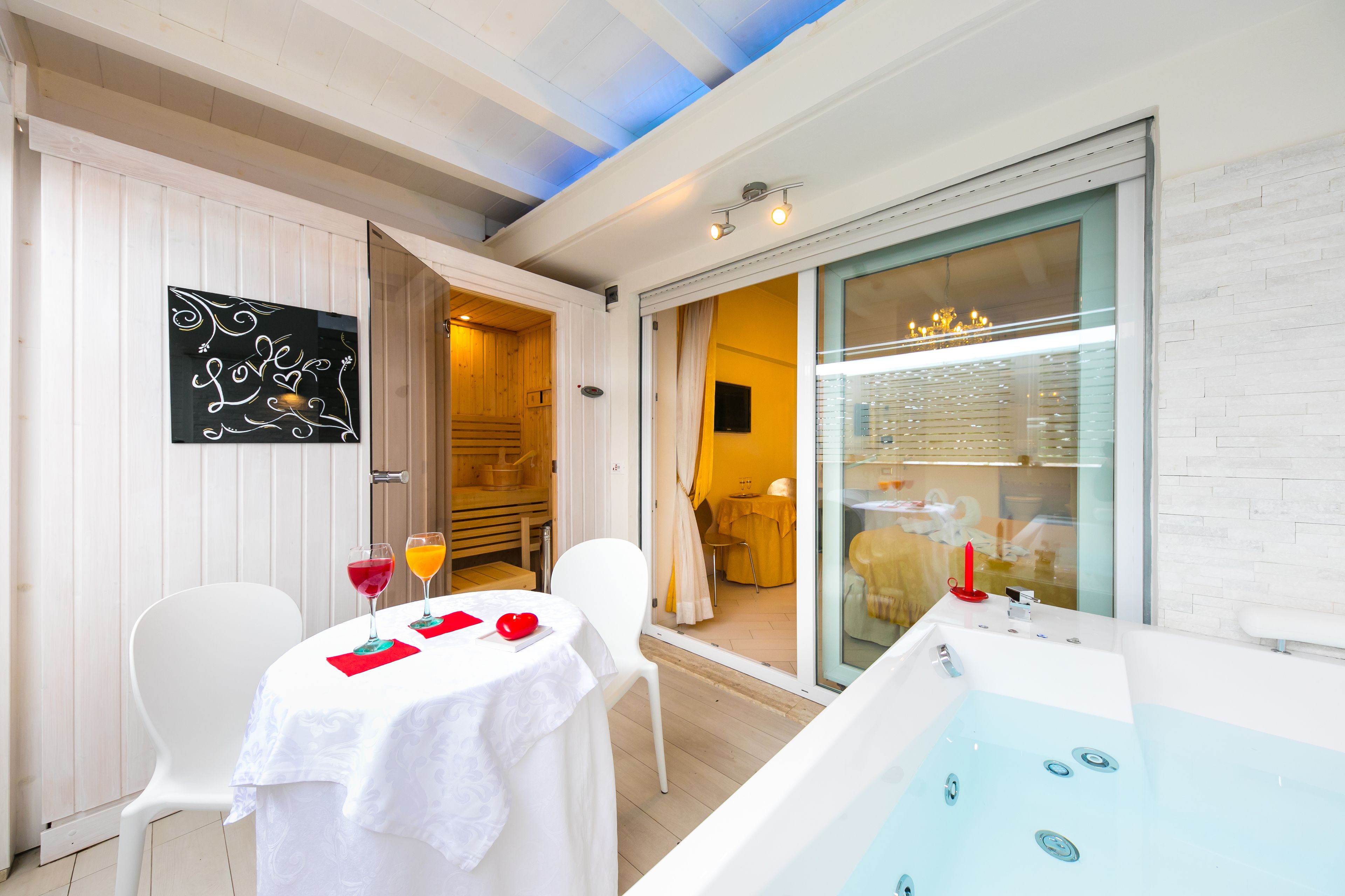 Suite private terrace and external jetted tub + External Sauna