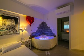 Suite – deluxe, massasjebadekar | Minibar, safe på rommet, skrivebord og lydisolert