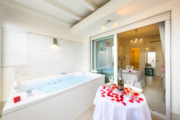 Suite private terrace and external jetted tub + External Sauna | 1 chambre, minibar, coffre-fort, bureau