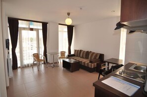 50-centimeters fladskærms-tv med kabelkanaler, tv