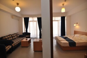 Familielejlighed - havudsigt | Minibar, pengeskab på værelset, arbejdsområde til bærbare computere