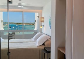 Estudio, balcón, vistas al mar | Zona de estar | Una televisión de plasma