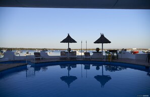 Seasonal outdoor pool, pool umbrellas, sun loungers - Apartamentos Sabina Playa (Formentera)
