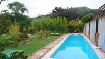 Una piscina al aire libre de temporada