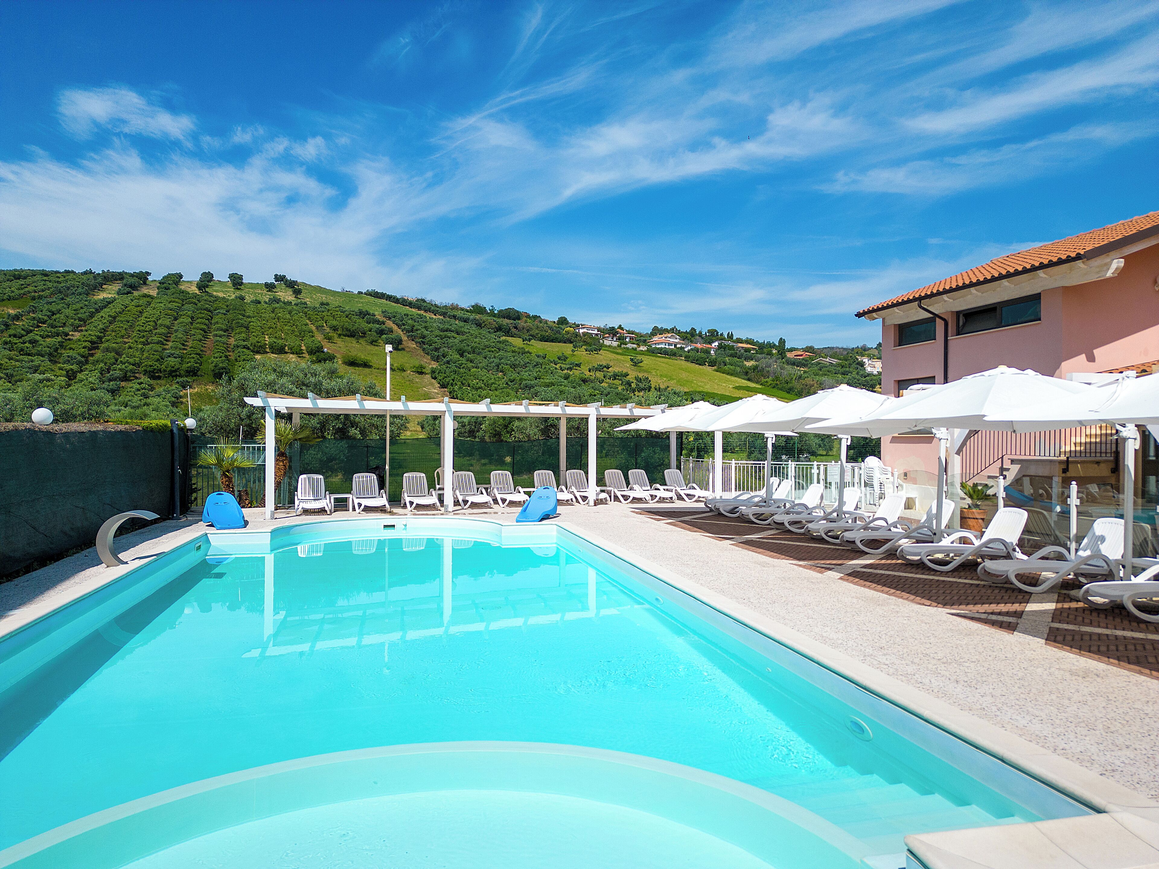 Außenpool (je nach Saison geöffnet), Sonnenschirme, Liegestühle