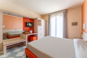 A hotel room with a bed, a desk, a television, and a wardrobe. - Hotel Villa Elena (Tortoreto)