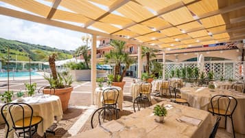 2 ristoranti, aperti a pranzo e a cena, cucina locale