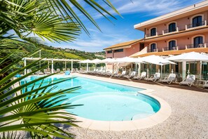 Piscine extérieure (ouverte en saison), parasols de plage