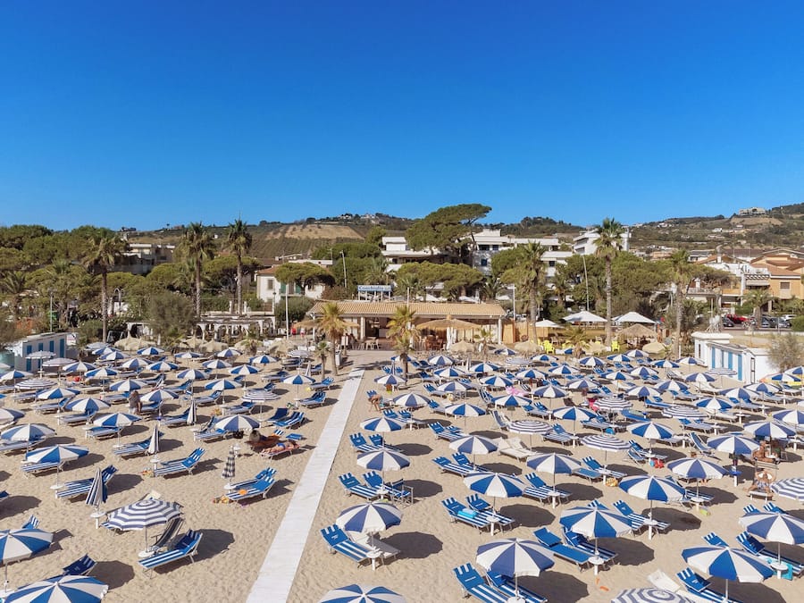 Beach nearby, free beach shuttle, beach bar