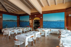 2 restaurants, lunch, dinner served; local cuisine  - Hotel Villa Elena (Tortoreto)