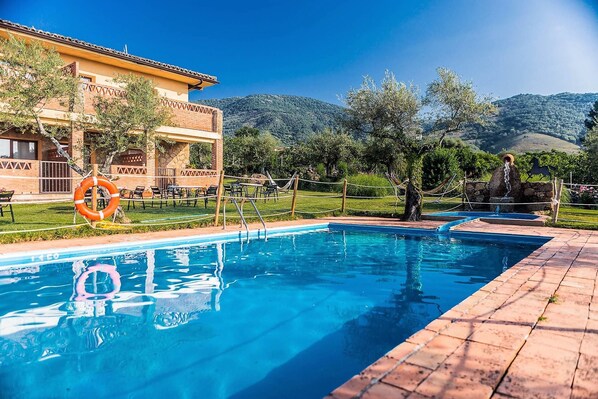 Hồ bơi ngoài trời phục vụ theo mùa, dù/ô trên bãi biển/hồ bơi 